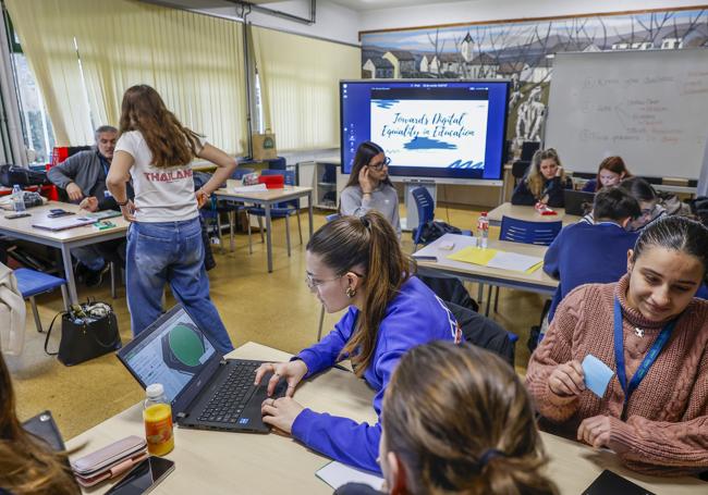 Estudiantes trabajan en su plan de negocio, en el IES Besaya.