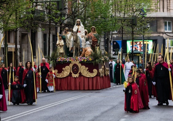El paso de 'La Entrada de Jerusalén' recorre en procesión el centro de Santander