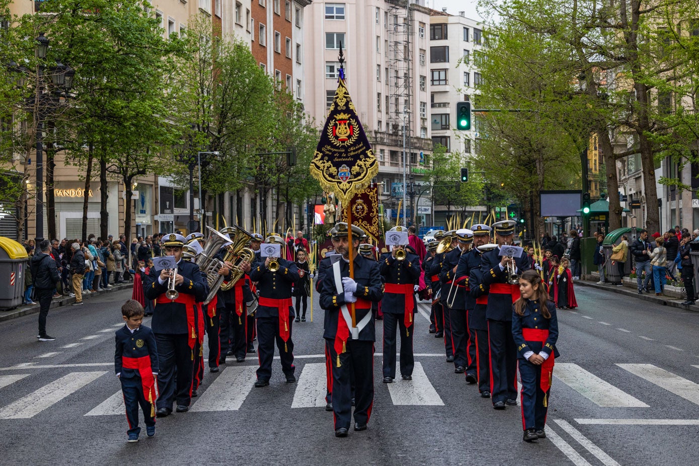 La Agrupación Musical Virgen de la Amargura de Santander en procesión este Domingo de Ramos.