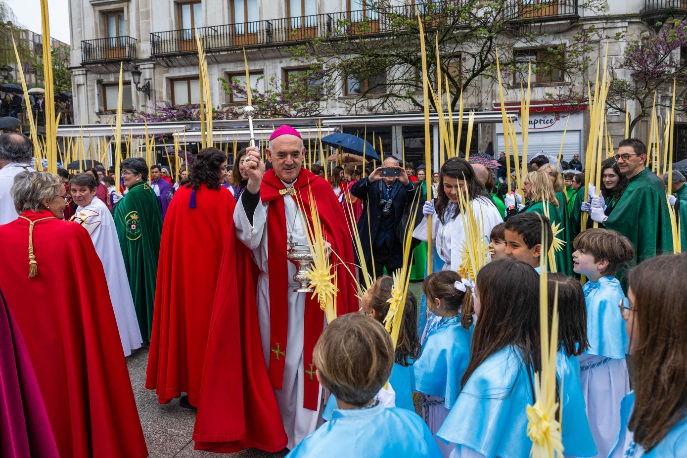 La bendición de las palmas de los participantes en la procesión del Domingo de Ramos.