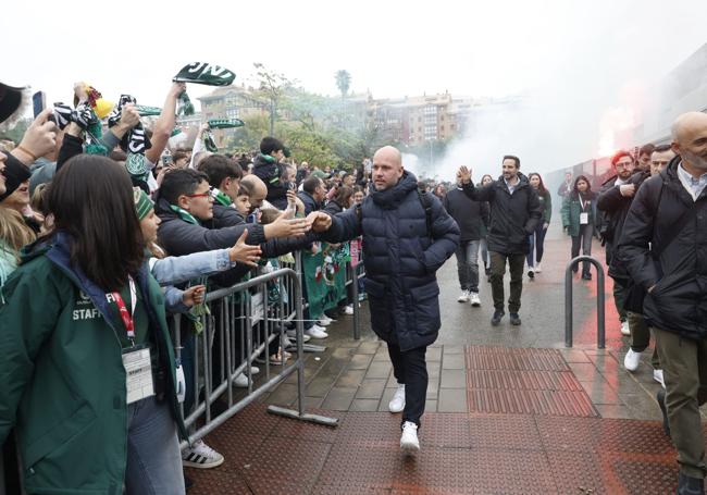 José Alberto saludando a la afición.