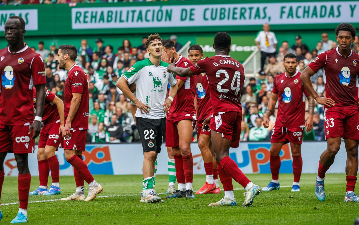 Pablo Rodríguez, rodeado de jugadores del Castellón. 