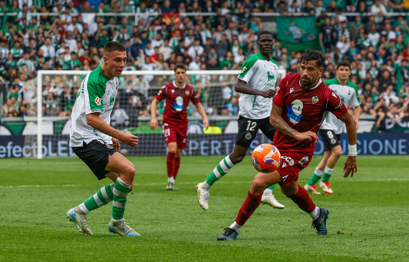 Karrikaburu pugna por el balón con un rival del  Castellón