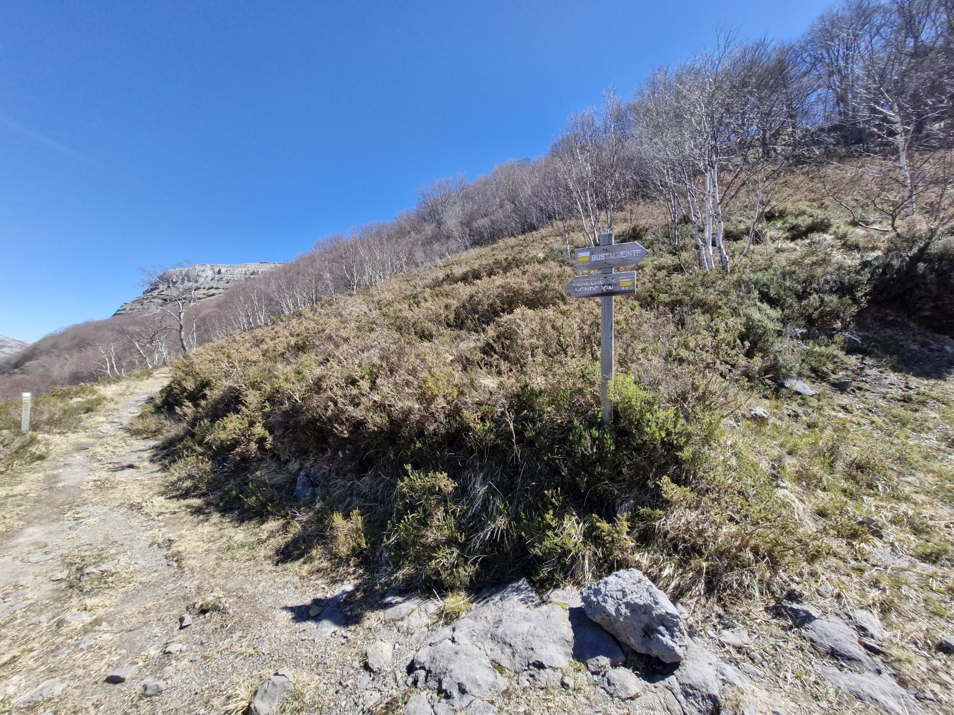 En esta señal, hay que seguir hacia la izquierda. La que indica el 'Sendero de Hondojón', como también se conoce a esta ruta.