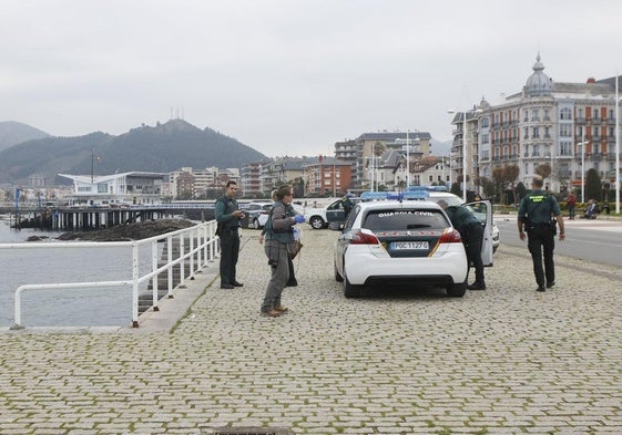 Una patrulla de la Guardia Civil en Castro Urdiales.