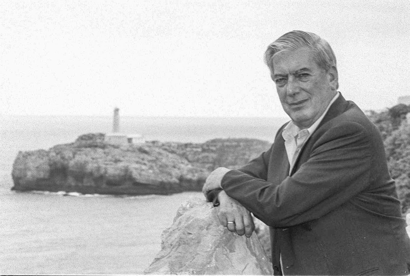 Vargas Llosa posa con la isla de Mouro al fondo.
