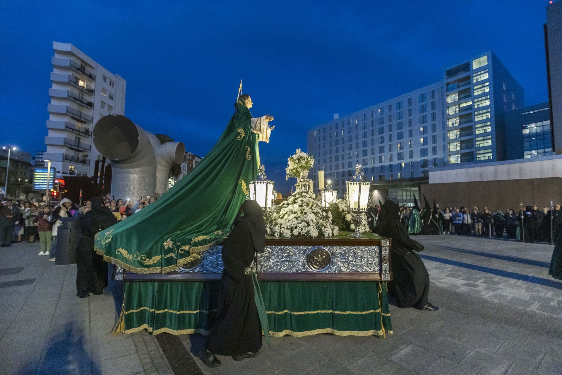 La imagen de Nuestra Señora de La Esperanza, a su llegada al entorno del Hospital Valdecilla de Santander
