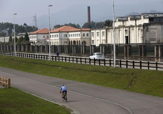 Un ciclista circula por el velódromo del complejo polideportivo Óscar Freire, frente a las instalaciones de Sniace.