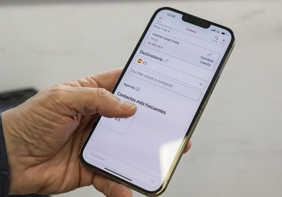 Un usuario utiliza el Bizum en su dispositivo móvil.