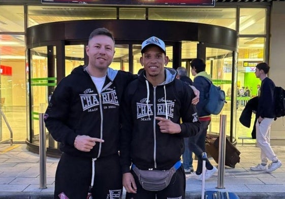 Elían Guerrero, a la derecha, junto con su entrenador, el cántabro Iván Salcines.