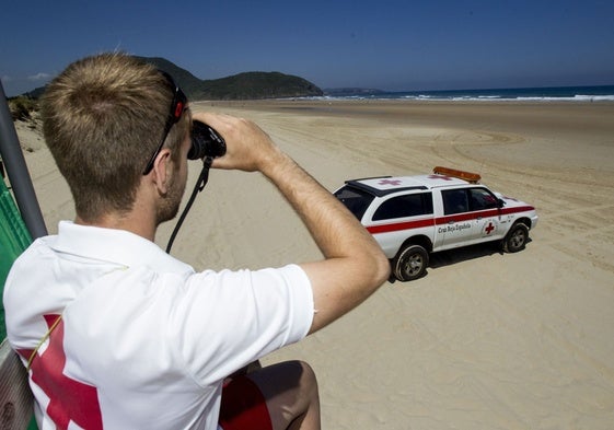 Socorrista vigilando la playa de Berria.