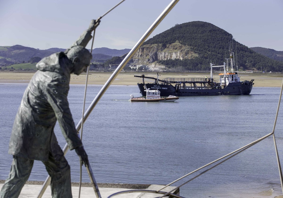 El PSOE de Santoña insta a que se drague la bahía antes de comenzar las costeras del verdel y el bocarte