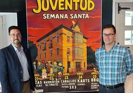 El alcalde de Colindres, Javier Incera; y el edil de Juventud, Santiago Cuevas, posan con el cartel de las actividades.