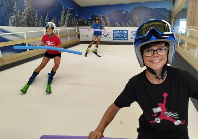 En el Dimas Ski Indoor se puede esquiar en pantalones cortos