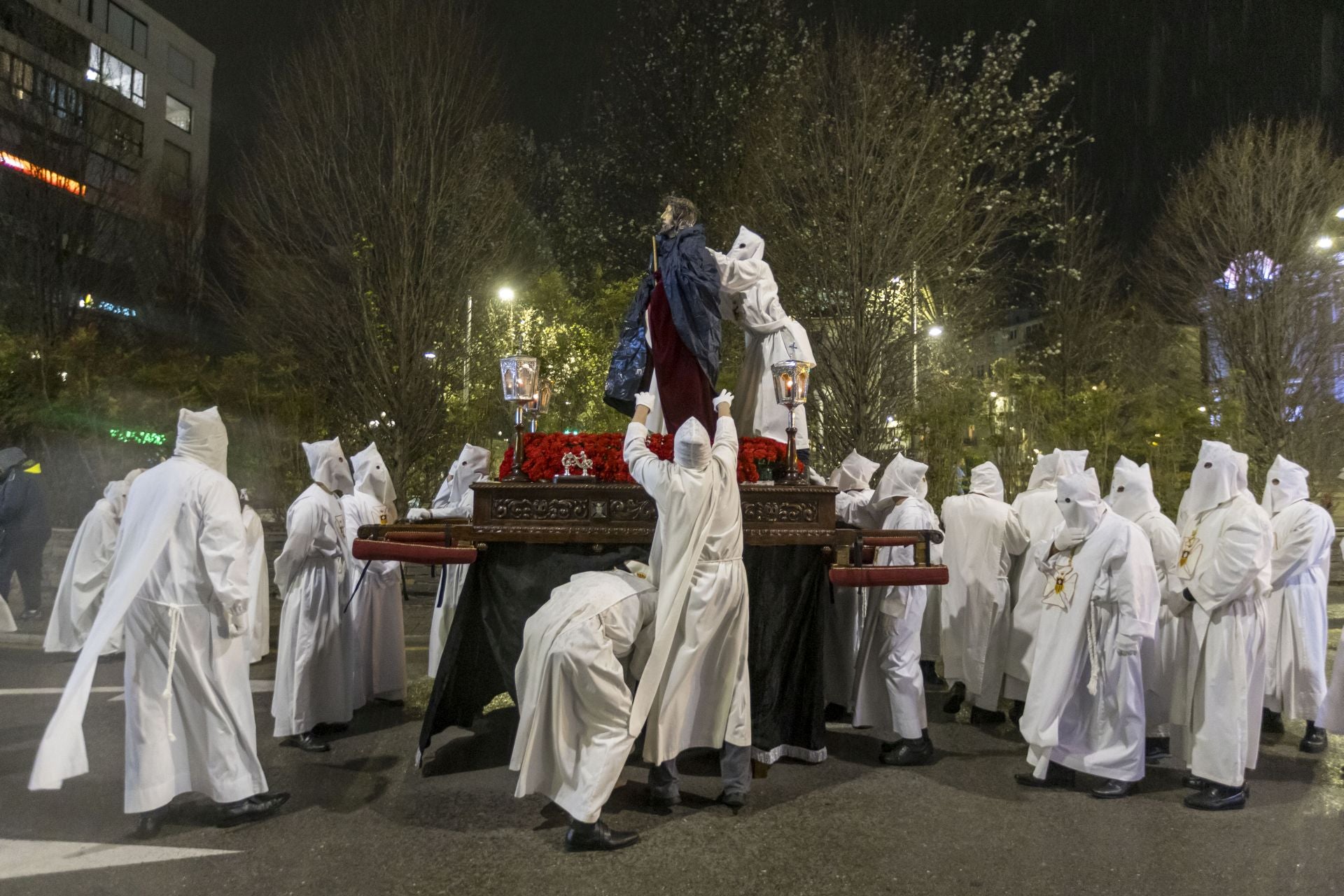 Los miembros de la cofradía también taparon al Ecce Homo 