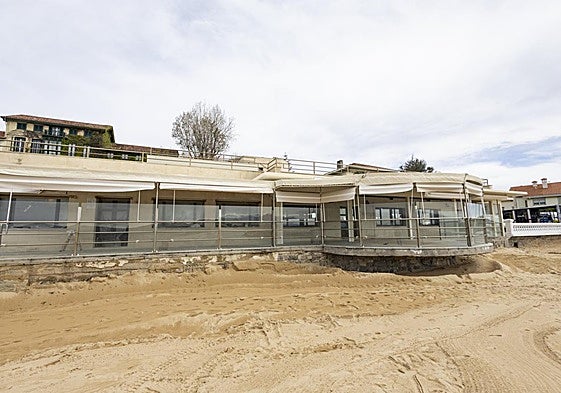 El Balneario de La Magdalena, en la playa de La Magdalena, se somete a una rehabilitación y reabrirá a finales de este mes de abril.