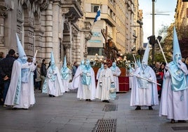 Hermandad de La Inmaculada, con el paso 'Jesús ayudado por el Cirineo', a su paso por delante del Ayuntamiento de Santander.
