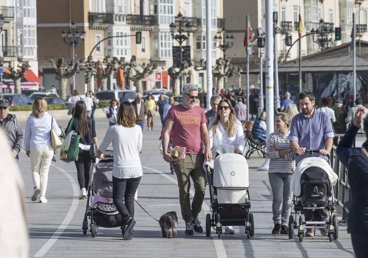 Santander vuelve a conceder las ayudas de 200 euros a familias que tengan o adopten un hijo en 2025