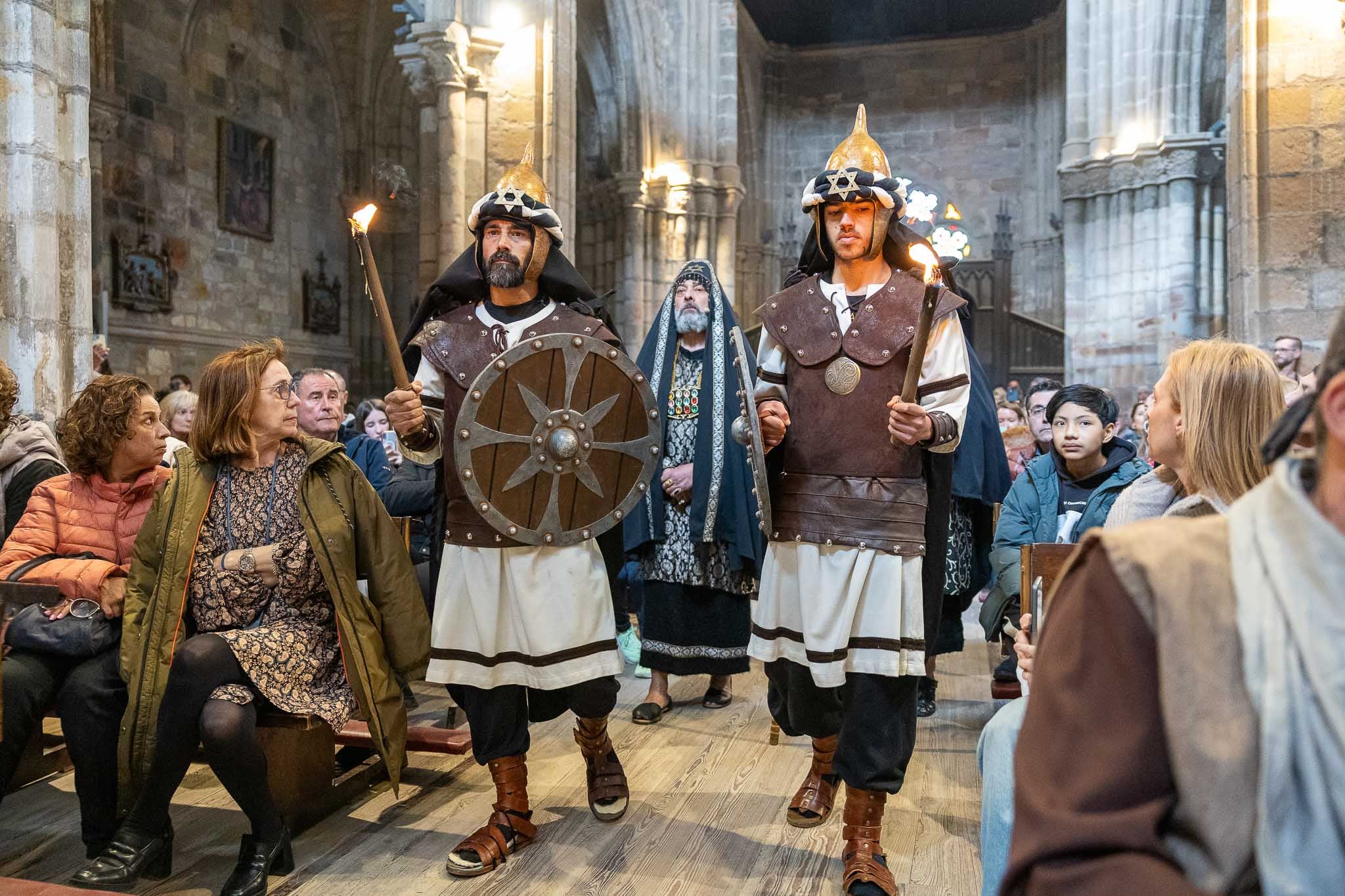 Sacerdotes y soldados entran en el templo como escenario del juicio a Jesucristo.