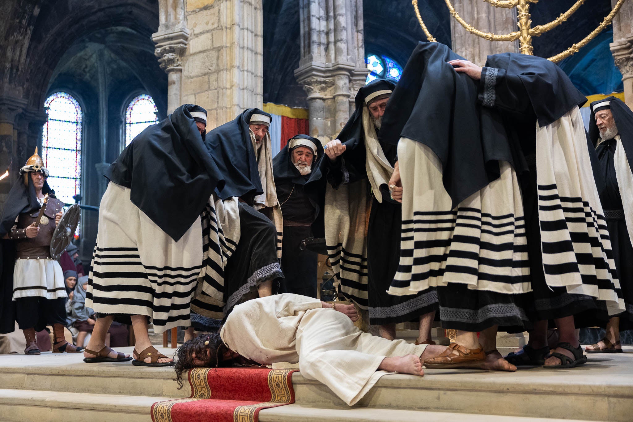 Jesucristo, maniatado, cae ante los sacerdotes judíos.