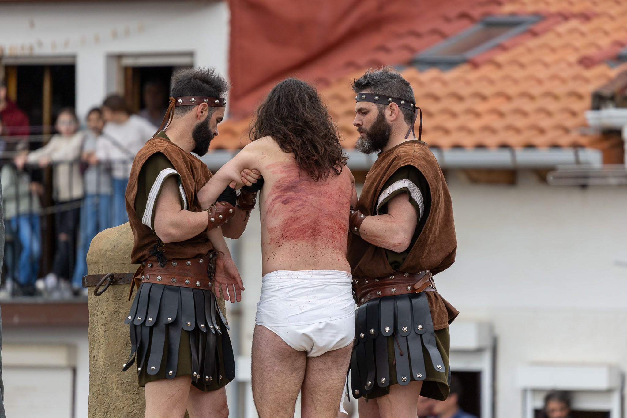 Cada latigazo que Alejandro Calvo recibe en la piel de Jesucristo es real.