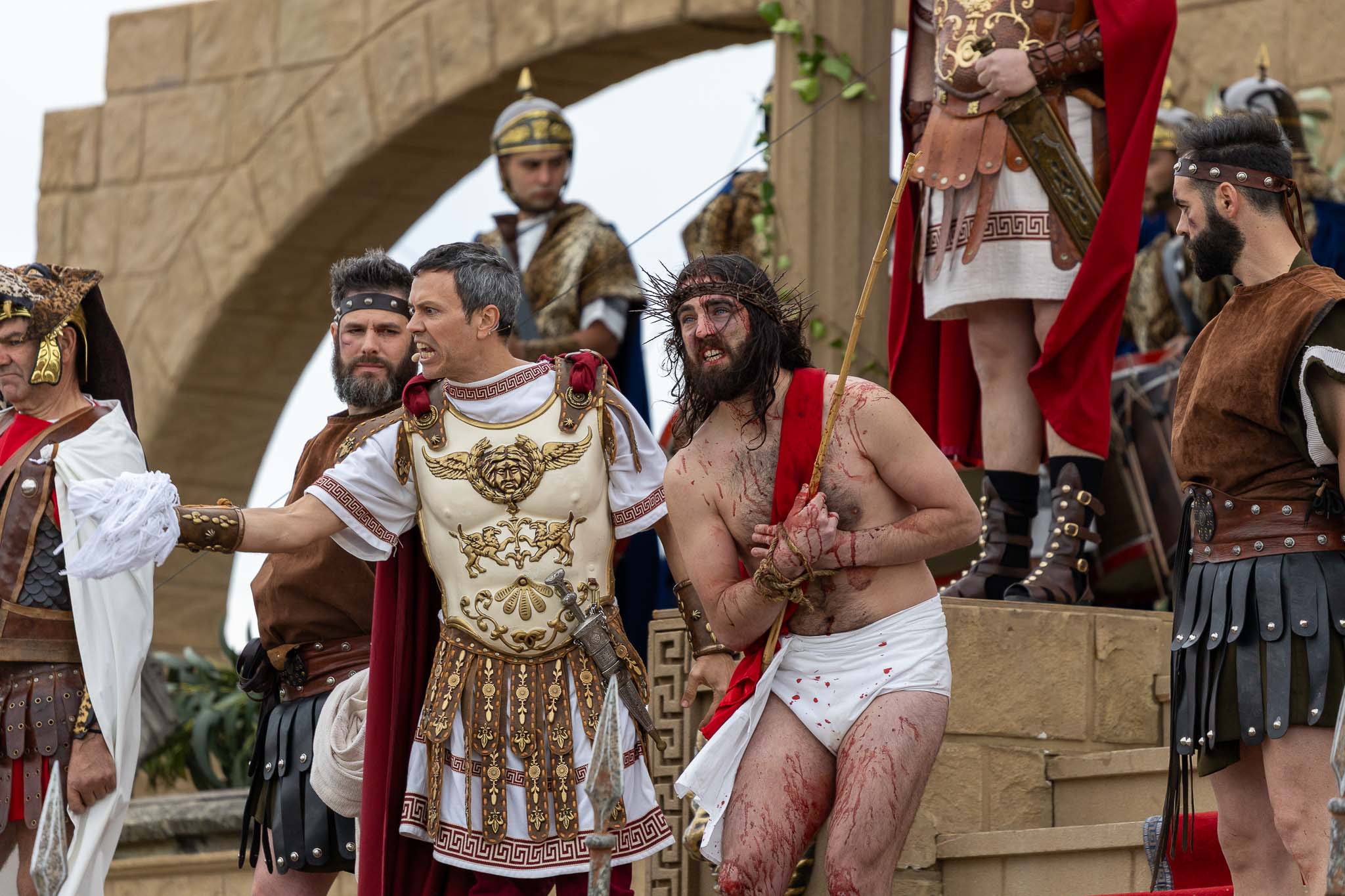 Poncio Pilatos arega a los judíos y les reta a salvar a Jesús o condenarlo.