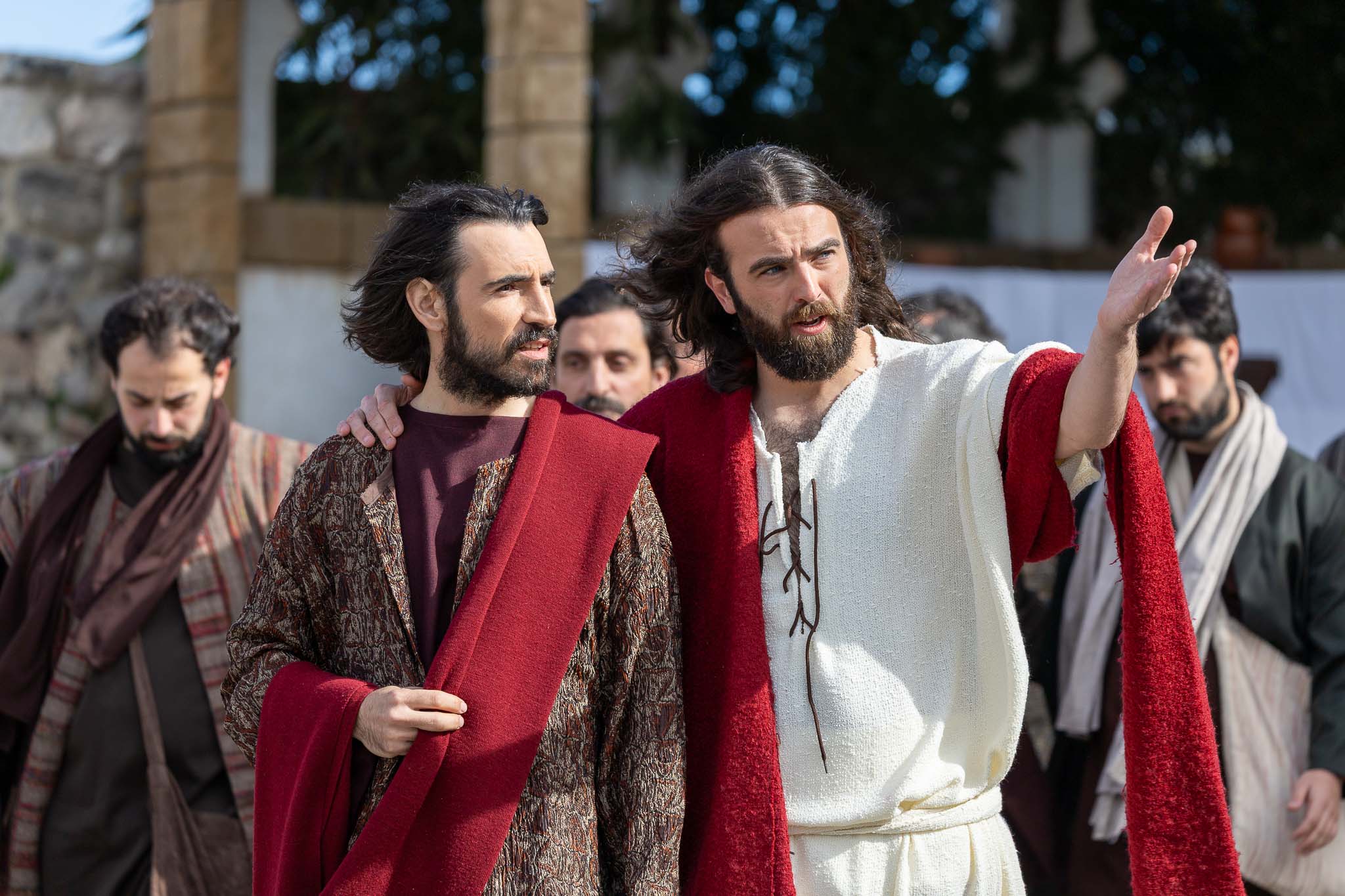 Jesús, representado por Alejandro Calvo, con el apostol Juan.