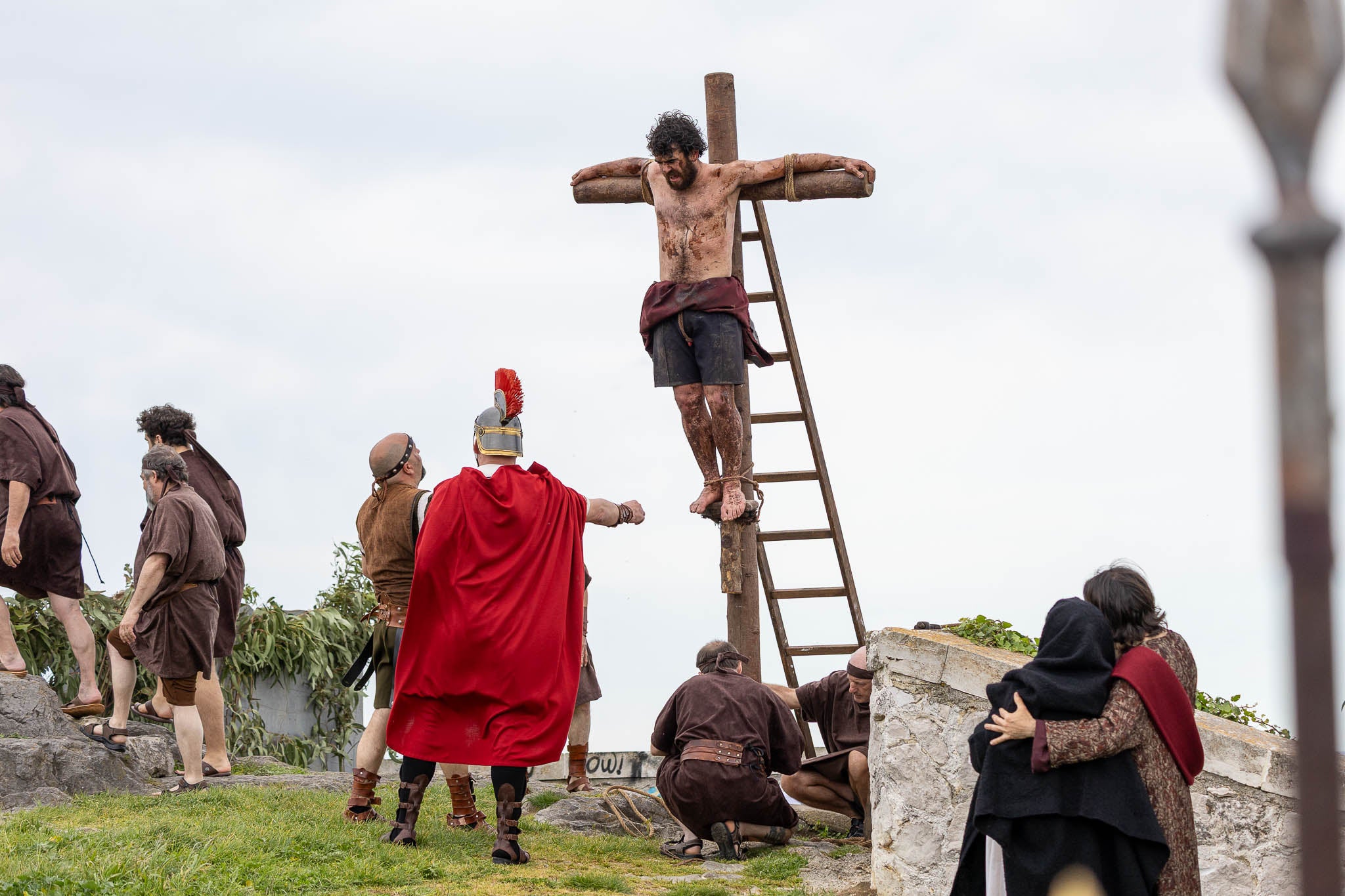 Comienza el momento de las crucifixiones.