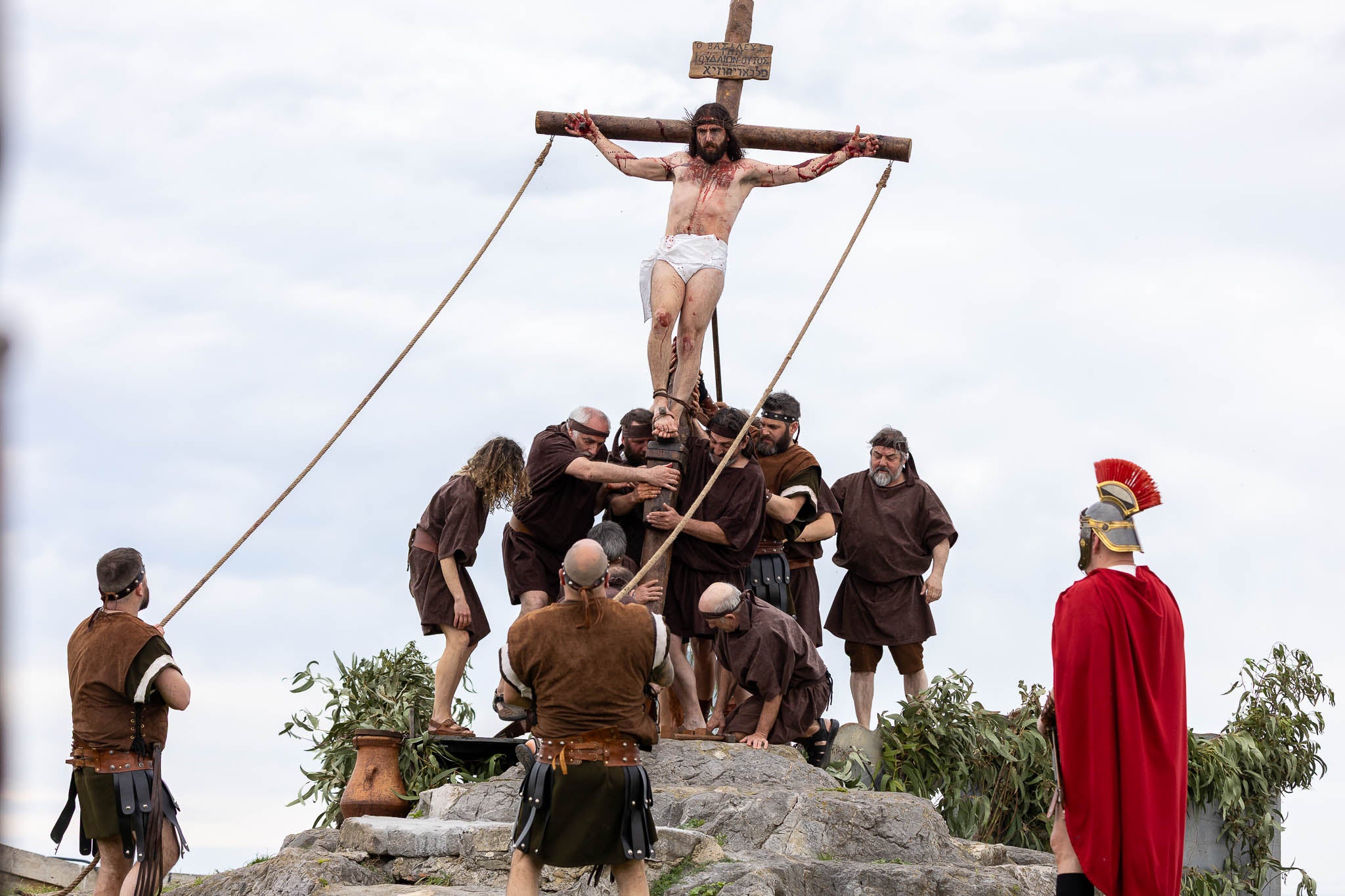 Jesucristo es levantado en la cruz.