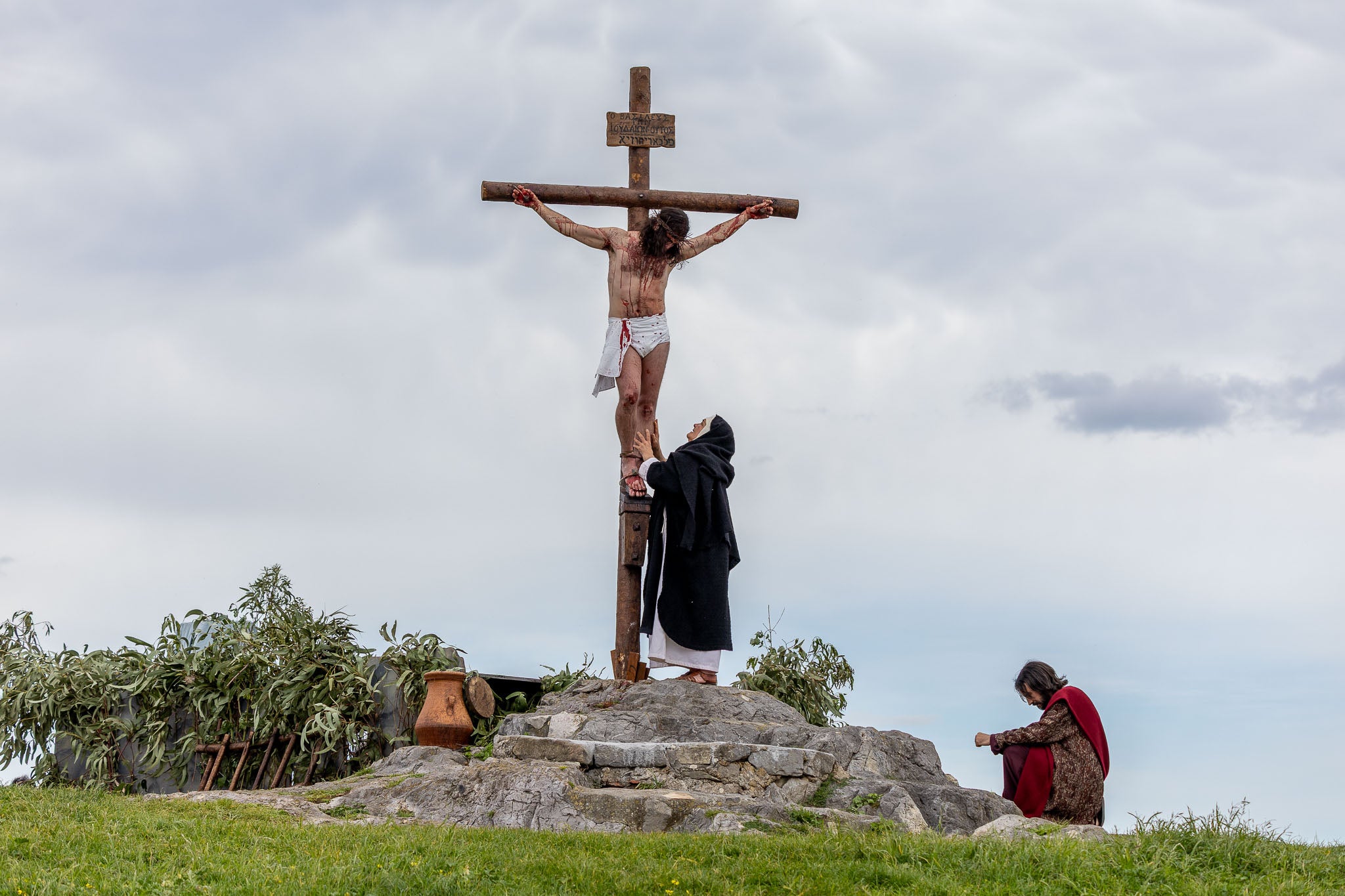 María ante su hijo crucificado en presencia del apostol Juan.