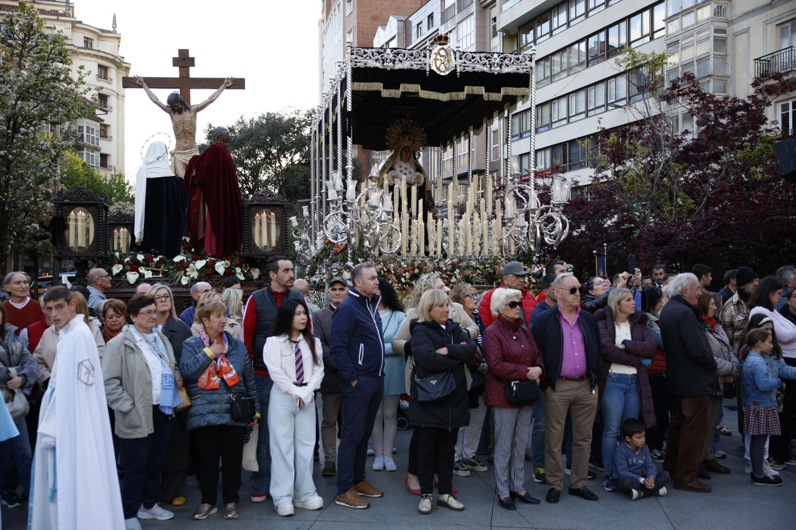 El publico observa la salida de los pasos de la Plaza del Ayuntamiento.
