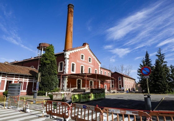 Primeros trabajos enmarcados en la segunda fase de la restauración de La Lechera, esta semana, en Torrelavega.
