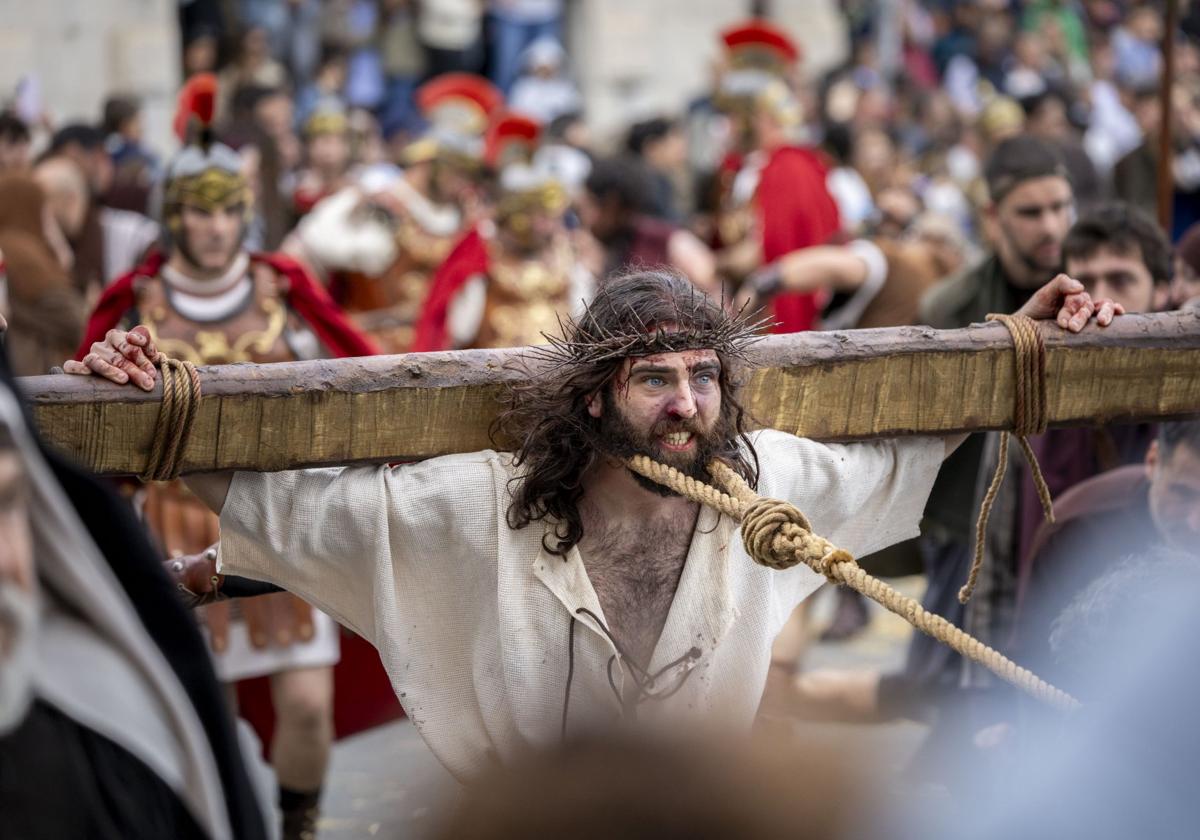 Alejandro Calvo en el papel de Cristo, con toda la expresión reflejada en su rostro durante la Pasión Viviente.