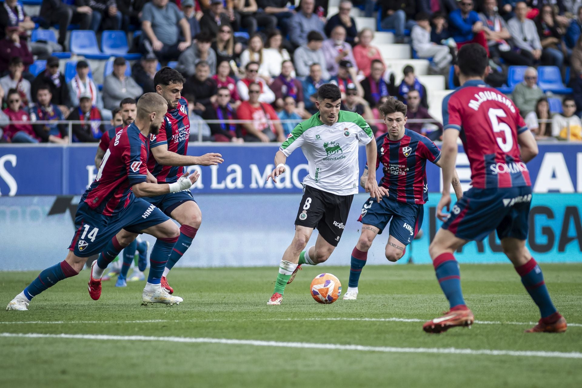 Aldasoro avanza con la pelota en El Alcoraz