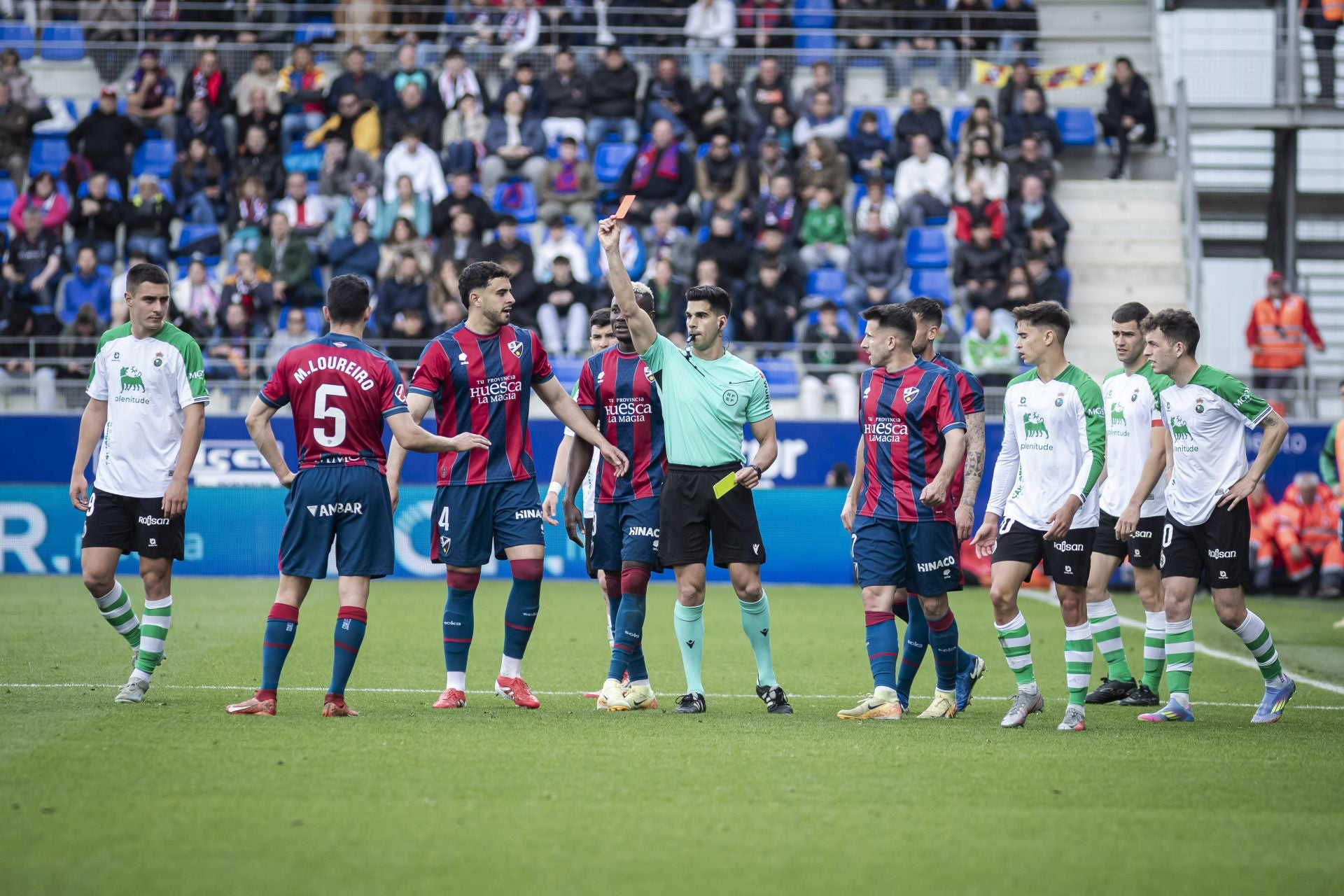 El colegiado muestra tarjeta roja a Loureiro tras revisar el VAR una acción sobre Pablo Rodríguez