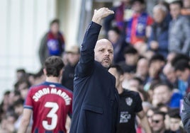 José Alberto llama a uno de sus jugadores desde el banquilloen El Alcoraz.