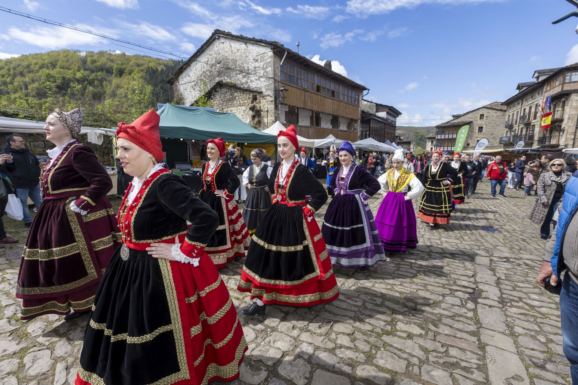 Niñas y mayores vistieron por terce día consecutivo los trajes típicos pasiegos por las calles de Vega de Pas.