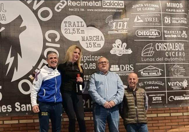 Erika Pedrero, primera clasificada local, flanqueada por Óscar Negrete, Pedro Prieeto y Gumersindo Ranero