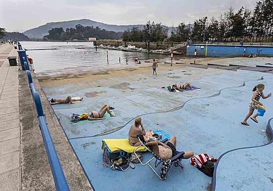 Vecinos y visitantes de Camargo disfrutando de la playa de la Punta Parayas.