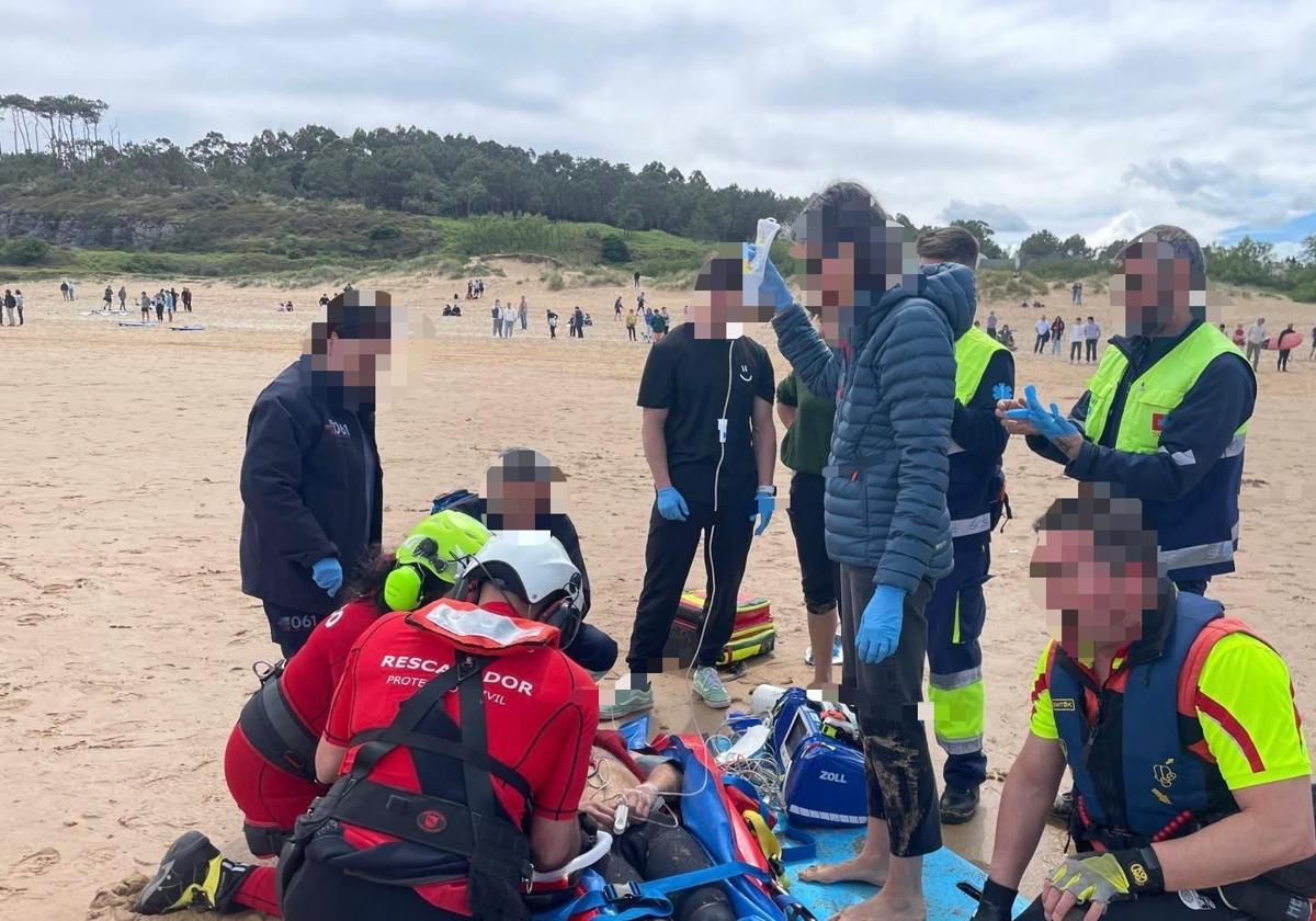 Un grupo de surfistas rescata en Somo a un bañista en estado muy grave