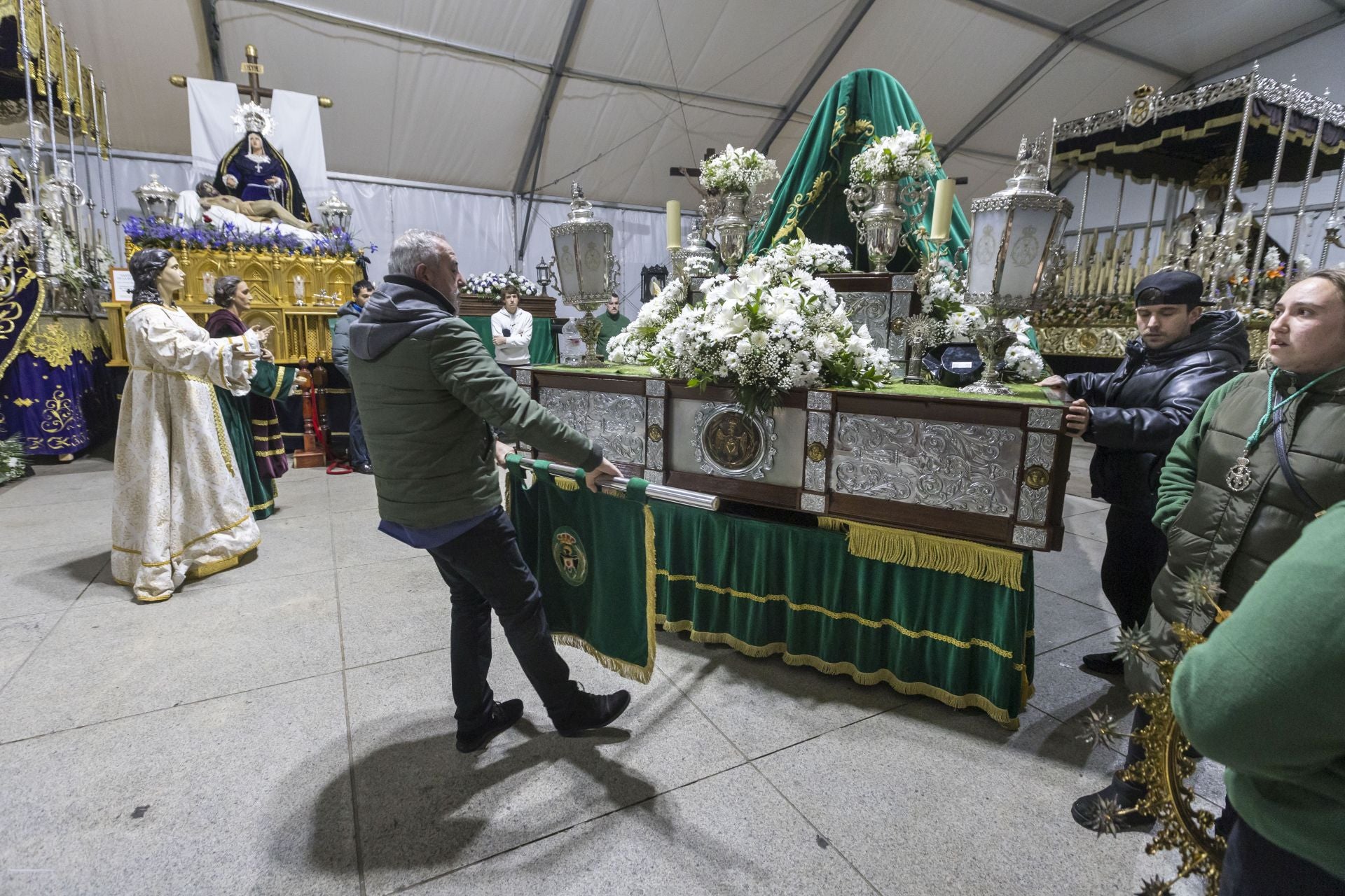Los pasos de la Semana Santa de Cantabria se encuentran en la carpa instalada en la plaza Porticada de Santander