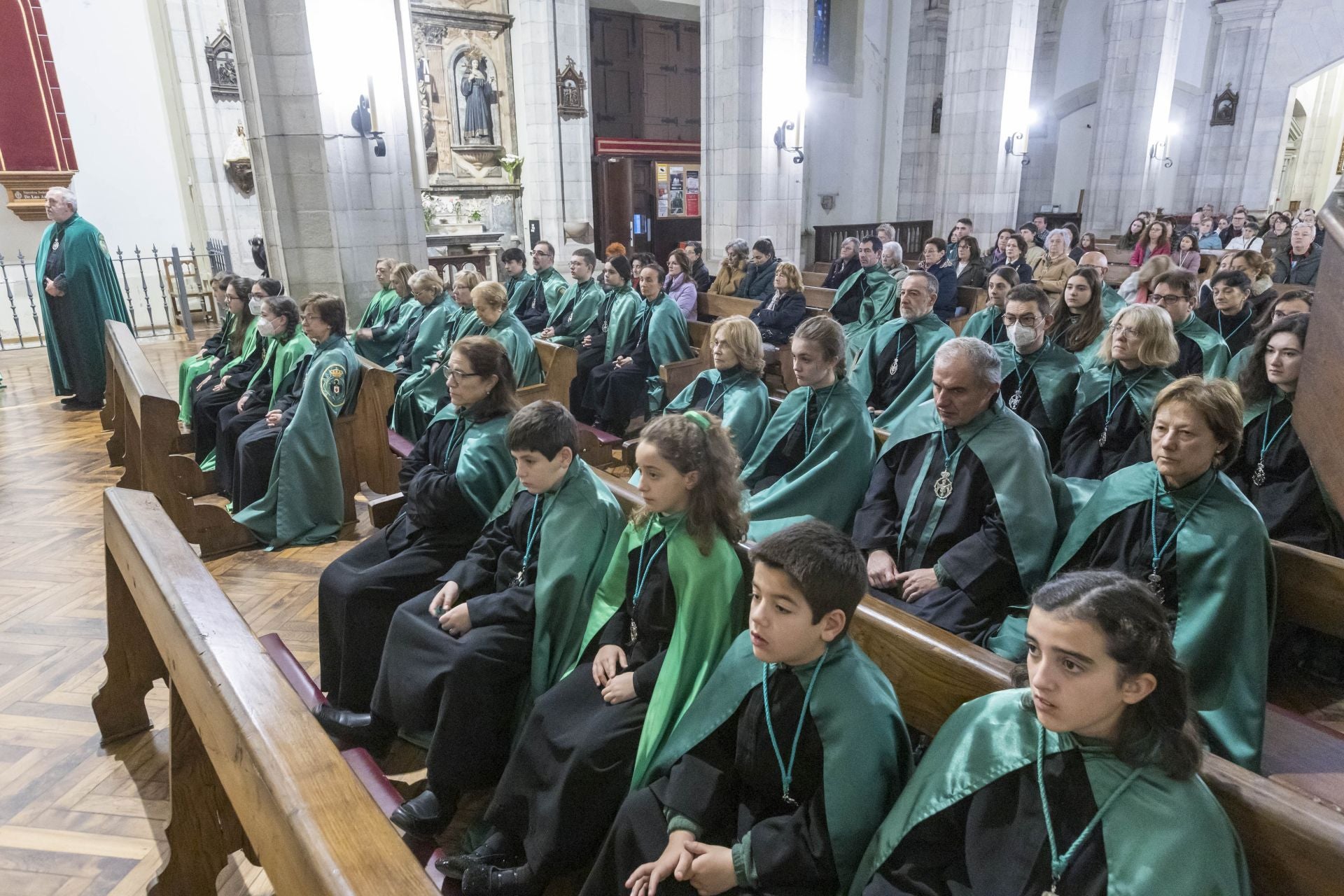 Tristeza en el rostro de los cofrades que esta mañana, a las 7.00 horas, no han podido salir en procesión por la amenaza de lluvia