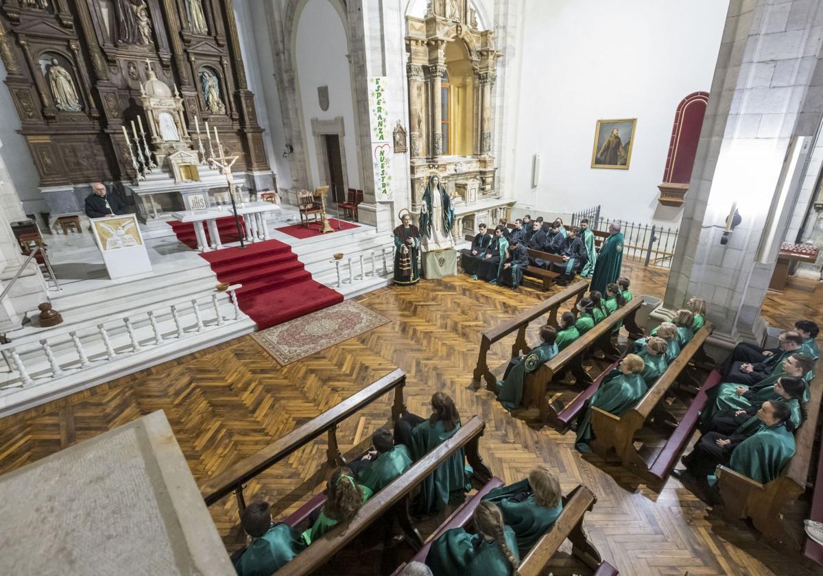 Los cofrades han participado en una ceremonia religiosa.
