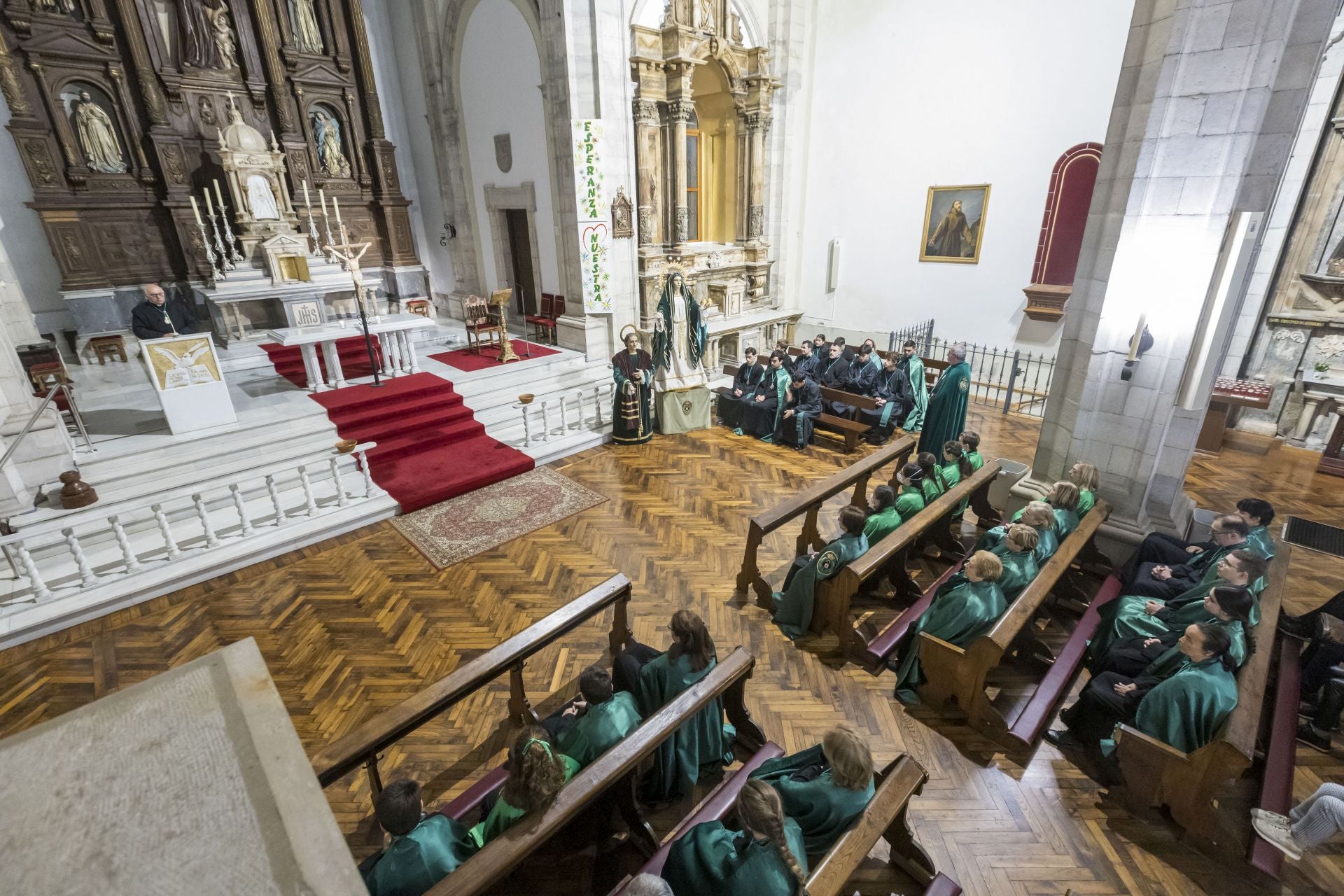 Las dos imágenes -virgen de La Esperanza y talla de San Juan- han presidido la ceremonia religiosa