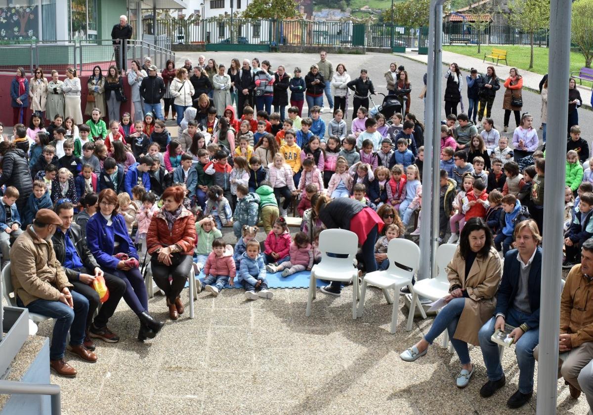 San Felices pone nombre al patio de su colegio público
