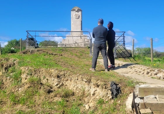 Una pareja contempla el monumento del Pájaro Amarillo.