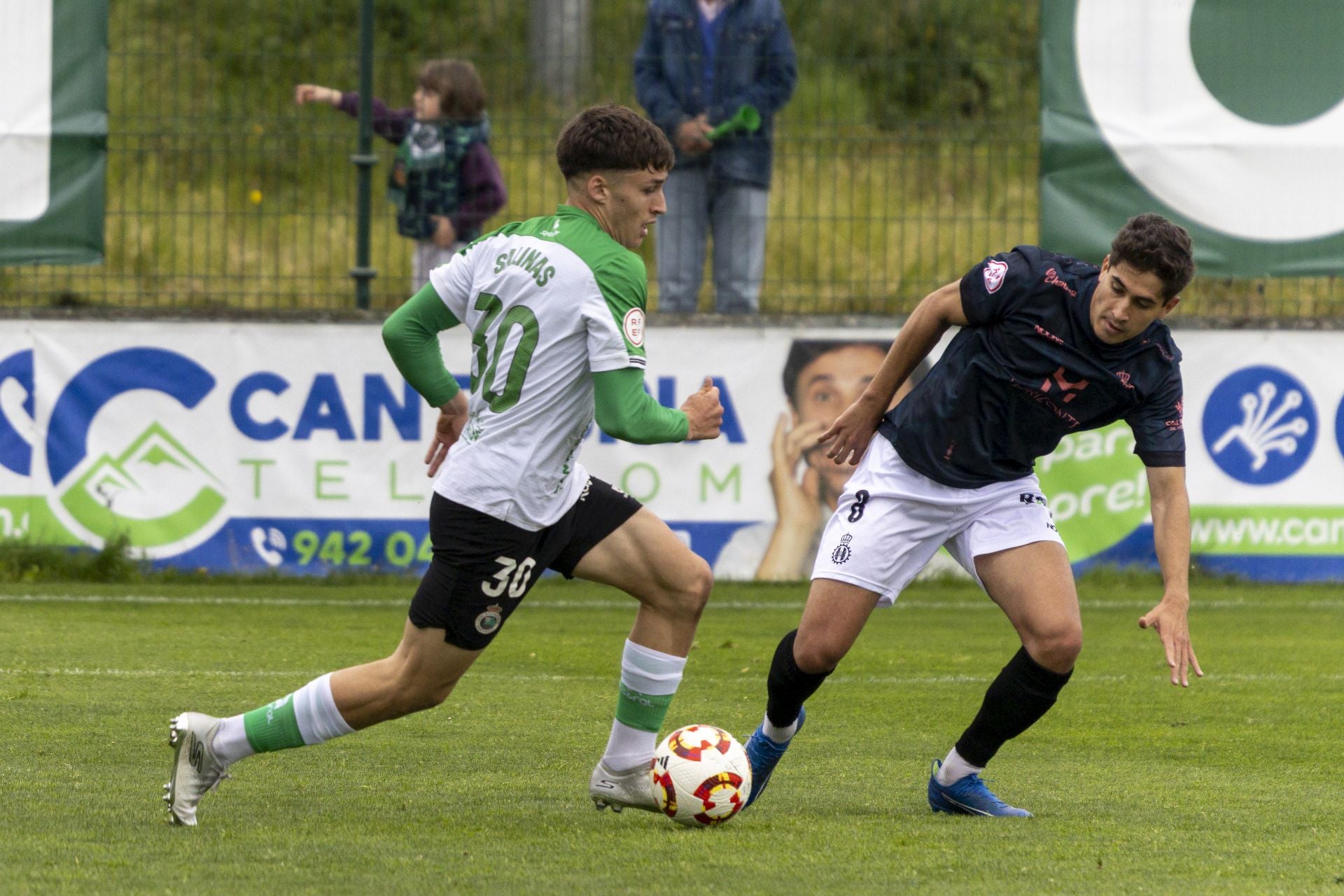 Salinas conduce la pelota ante un rival del Avilés.