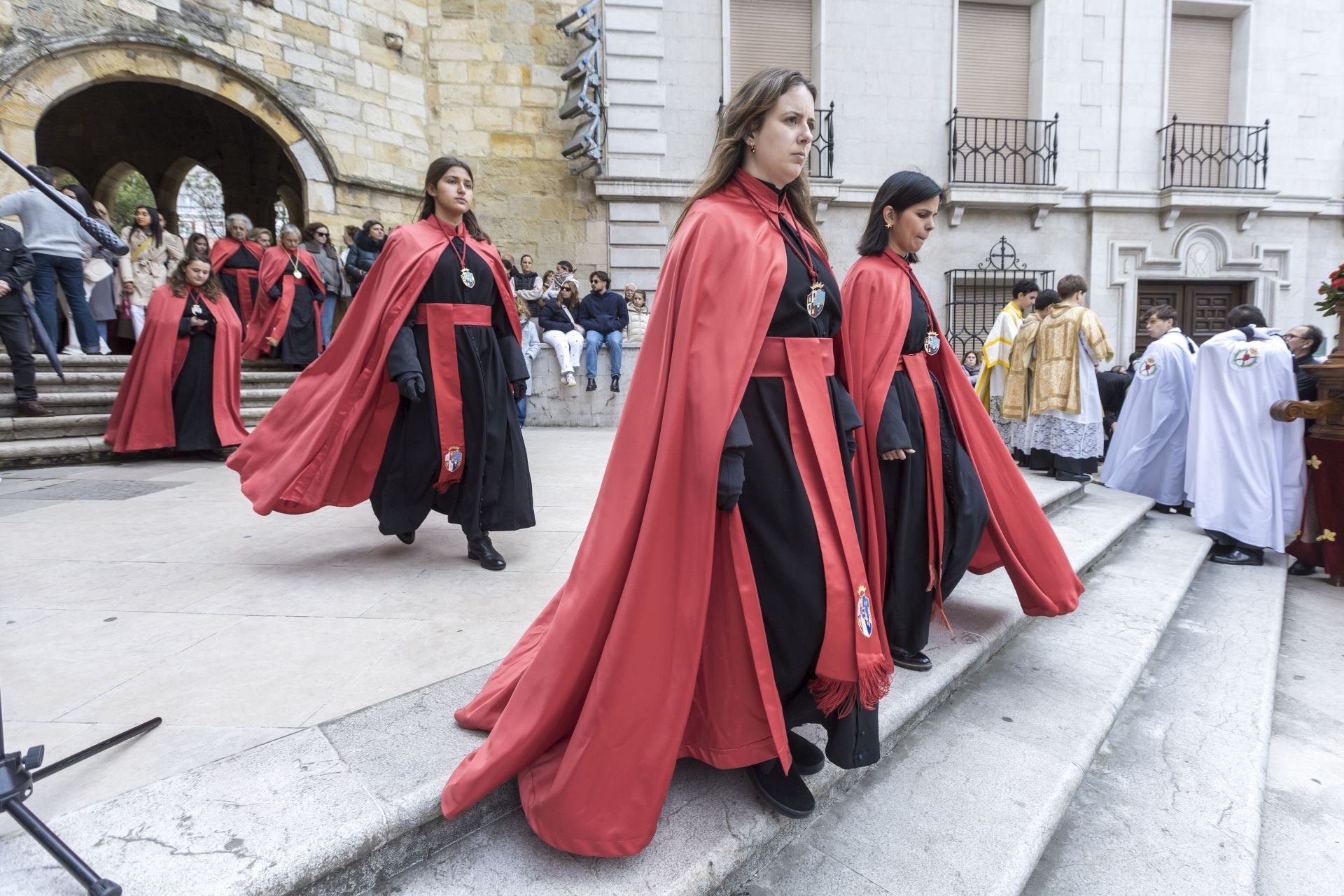 Las hermandades se dirigen a la plaza Obispo Egino y Trecu para el Encuentro.