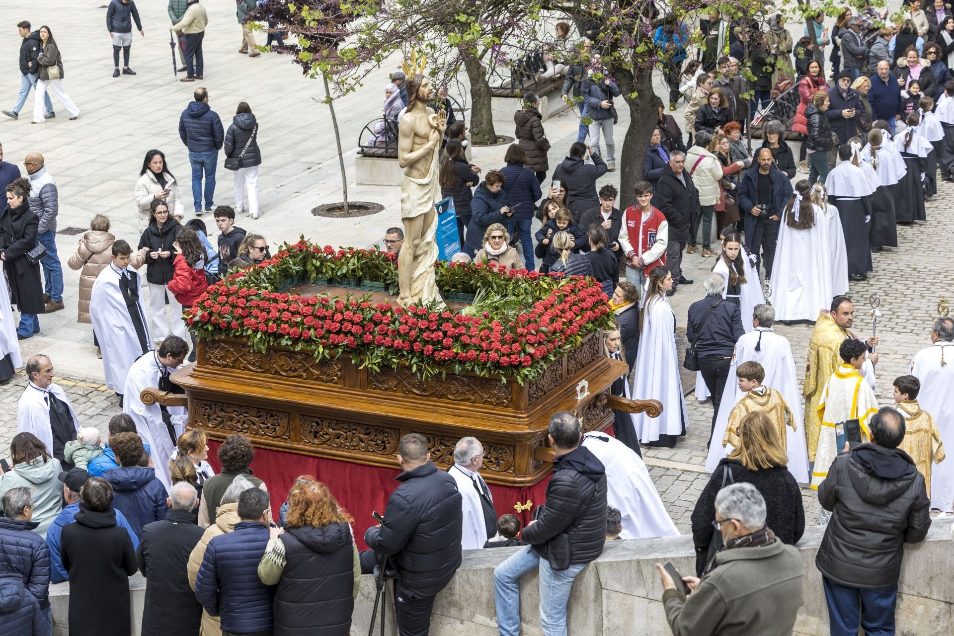 El Cristo resucitado inicia el ascenso hasta la Catedral.