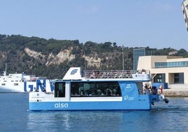 Barco fabricado por Metaltec y operado por Alsa, en el Puerto de Barcelona.